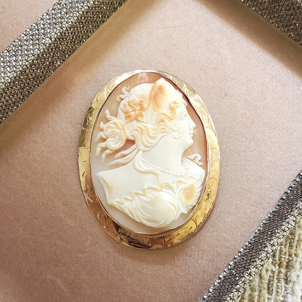 Vintage 10k Gold Cameo Pendant
